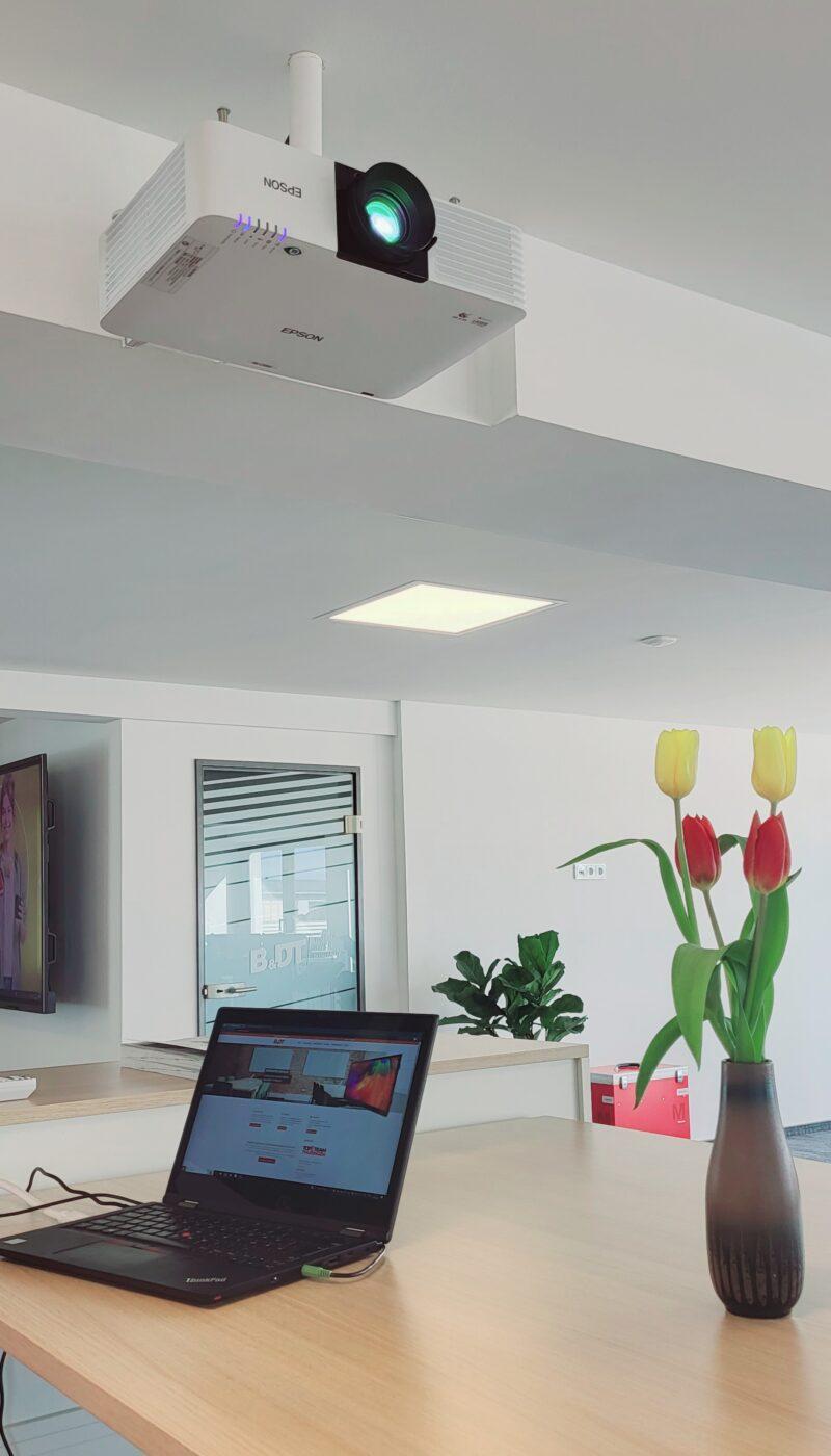 Modernes Büro mit Notebook und Beamer